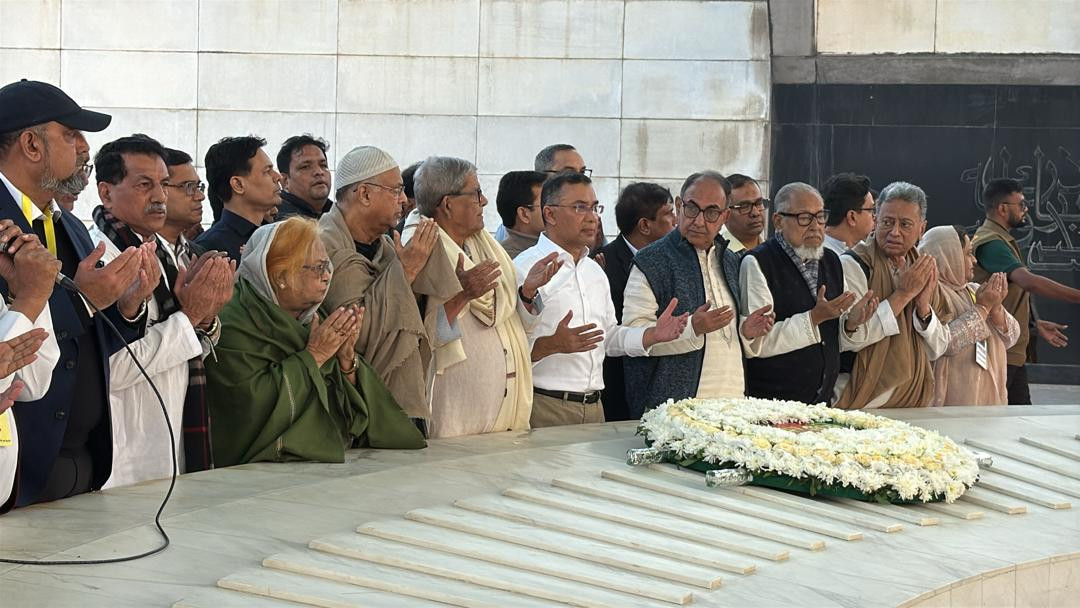 বাবার কবর জিয়ারত করলেন তারেক রহমান